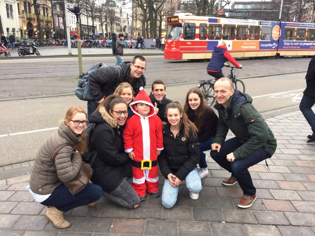 Een weddenschap - wie vindt de jongste kerstman van de stad