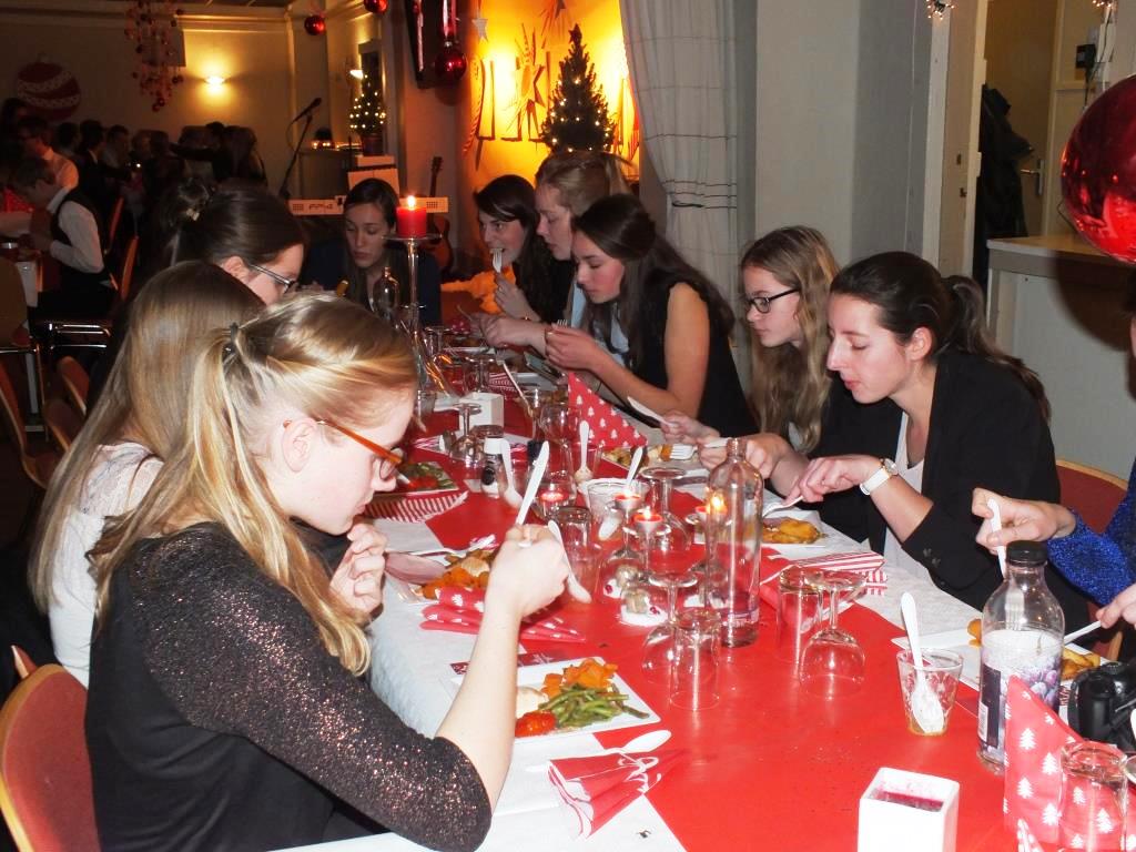 12. en feestelijke diner in een mooi versierde zaal