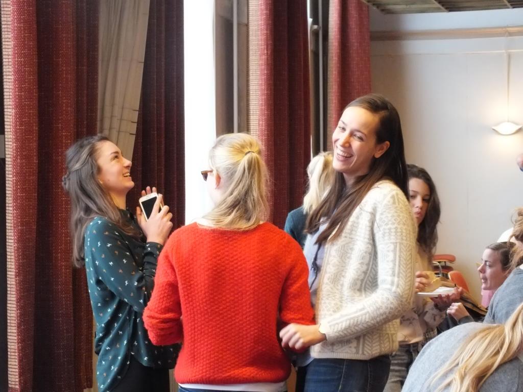 3. Gezelligheid voordat de uitleg van het dagprogramma begint