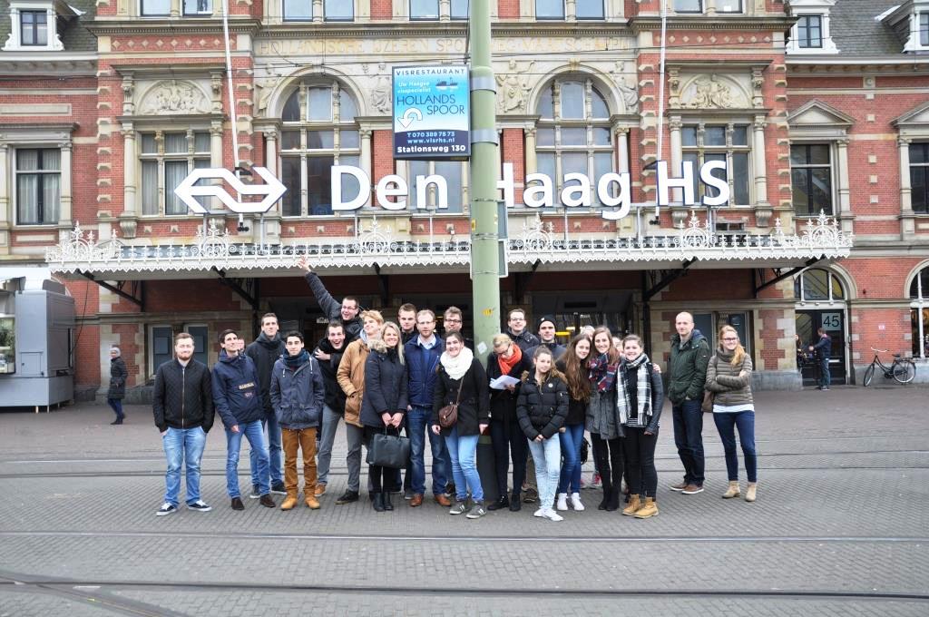 6. Twee groepen komen elkaar tegen - tijd voor een groepsfoto
