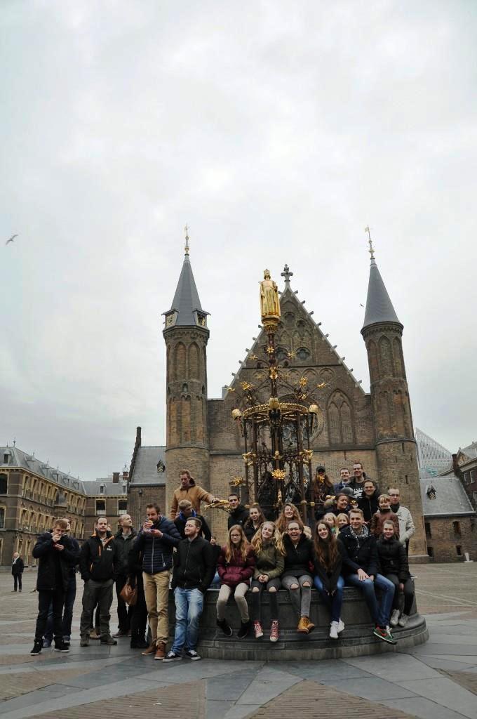 7. Ook op het binnenhof komen groepen elkaar tegen